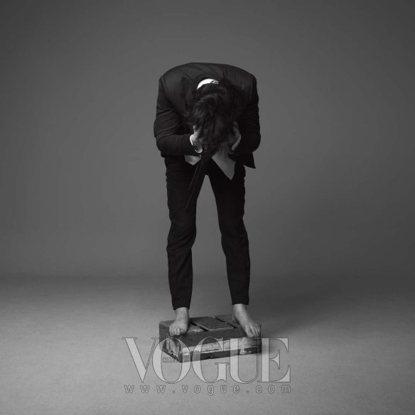 턱시도 스타일의 블랙 재킷과 슬림한 팬츠는 디올 옴므(Dior Homme).