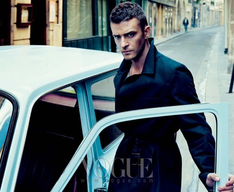 Driving Force 파리의 생 제르맹 데 프레에서 포즈를 취한 저스틴 팀버레이크. 그가 입은 코트는 지방시(Givenchy).
