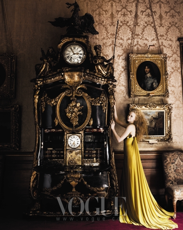 가슴에 골드 플레이트 장식이 된 베르사체(Versace)의 황금색 저지 드레스를 입은 그녀는 내슈빌의 자연과는 대조적인, 예술품 같은 우아한 여신의 아우라를 발산한다.