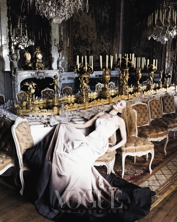 이 시대의 여인의 초상, 니콜 키드만의 매혹적인 자태를 감상하시라! 먹물이 스민 듯 헴라인이 그러데이션 된 지방시(Givenchy) 오뜨 꾸뛰르 드레스와 프레드 레이톤(Fred Leighton)의 보석으로 치장한 니콜.