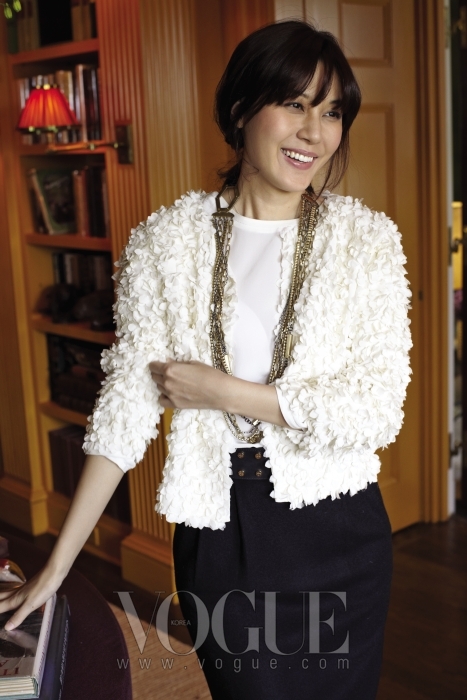 흰 꽃잎으로 뒤덮인 듯한 재킷과 골드 주얼리가 김하늘만의 순수한 아름다움을 더욱 돋보이게 한다.