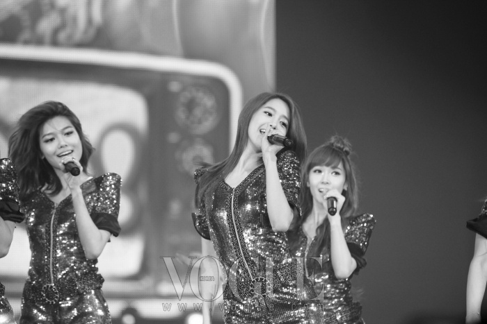 소녀시대가 공연한 노래 중 '훗'은 가장 화끈한 반응으로 관객들의 많은 박수를 받았다.