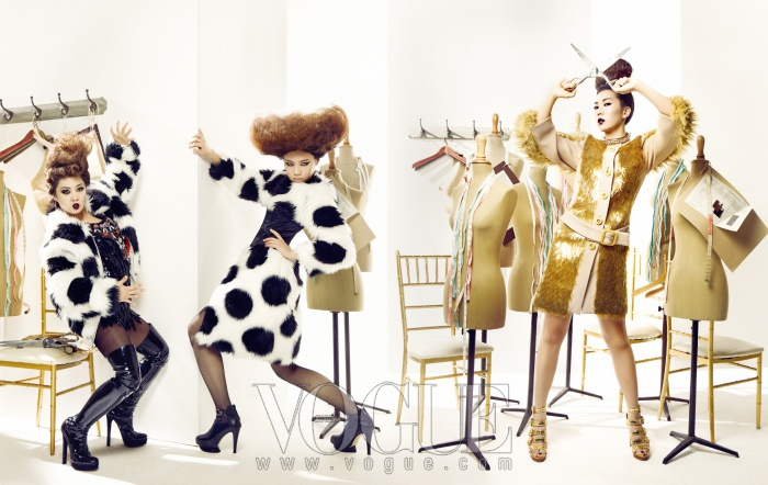 fashion NO .5 (오른쪽)허안나의 페이크 모피 코트는 프라다, 슈즈는 에피타프, 볼드한 목걸이는 마리아 프란세스카 페페(at Daily Project). (왼쪽)박나래의 도트 패턴 페이크 모피 코트는 푸시 버튼, 스팽글 미니 드레스는 박윤수, 에나멜 싸이하이 부츠는 구찌. 장도연의 코르셋이 장식된 롱 코트는 푸시 버튼, 가죽 쇼츠는 쟈니 헤잇 재즈, 앵클 부티는 지니 킴.