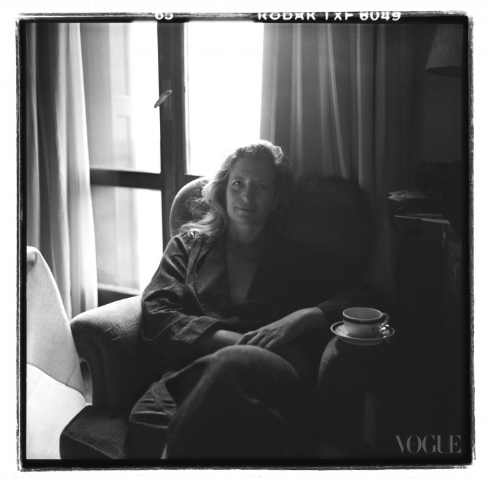 12월의 어느 날, 베니스의 호텔에서 수잔 손탁이 촬영한 애니 레보비츠(1994).