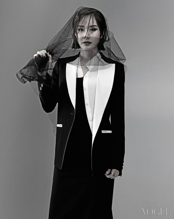 정교한 블랙 재킷과 레이어드한 화이트 셔츠는 그레이하운드(Greyhound), 롱 드레스는마이클 코어스 컬렉션(Michael Kors Collection).