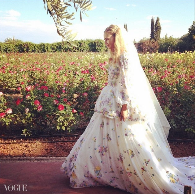 모로코에서의 두 번째 결혼식을 위해 꽃밭을 배경으로 푸치 플로랄 드레스를 입고 있는 포피 델레바인. @peter_dundas/Instagram