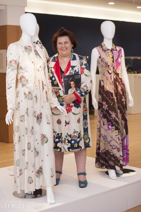 작년 7월 런던 크리스티 경매에서 자신의 오시 클락 드레스와 포즈를 취하는 수지 멘키스. 오른쪽은 푸치 팔라초 파자마 ⓒ Rex Features