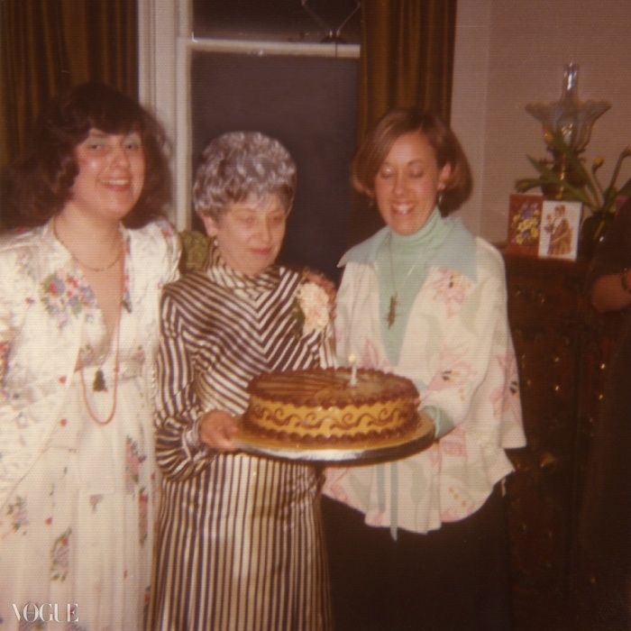 70년대에 어머니의 생일 파티 때 오시 클락 의상을 입고 있는 수지와 언니 비비안의 사진. ⓒ Suzy Menkes