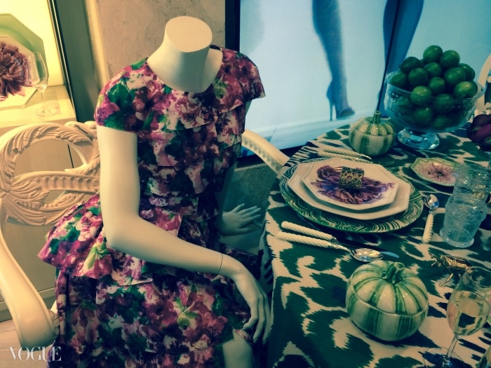 사과 꽃, 치자나무, 목련, 그리고 모란이 오스카의 드레스들과 그릇들을 우아하게 장식하고 있다.