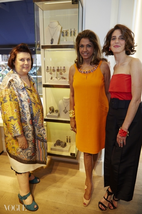 오스카 드 라 렌타의 부사장인 엘리자 볼렌(오른쪽)과 보석 디자이너 키랏 영(가운데)과 함께 한 수지.