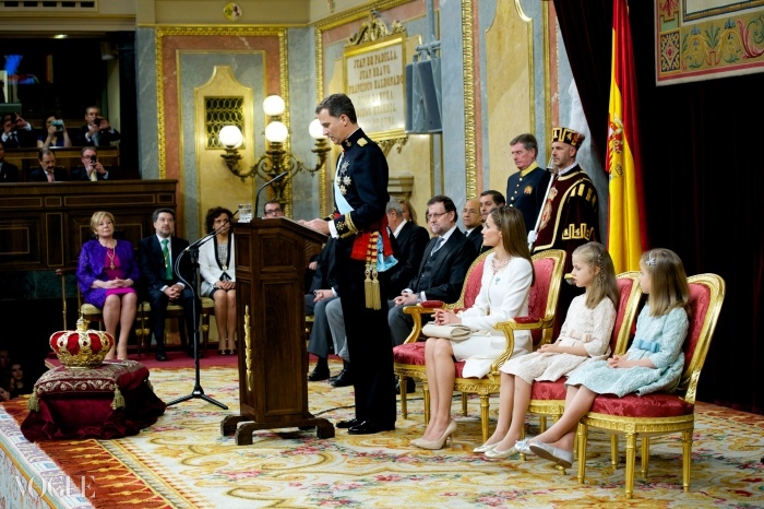 핑크색을 입은 아스투리아스 공주인 왕위계승자 레오노르와 파란색을 입은 그녀의 여동생 소피아 공주가 어머니와 함께 아버지의 스페인 왕 즉위식을 지켜보고 있다.