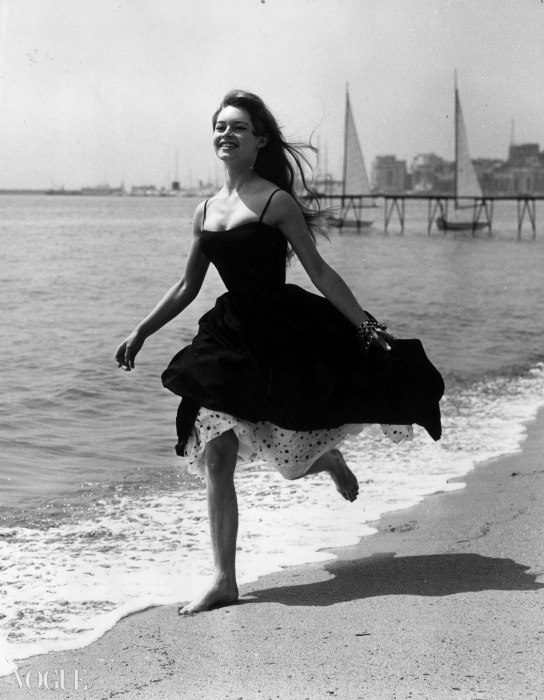 50년대 드레스를 입고 맨발로 달리고 있는 브리짓 바르도. 프랑스 칸, 1956년. ⓒ George W Hales/Getty Images