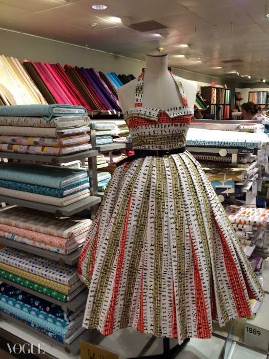존 루이스는 특별판을 재생산하며 150주년을 기념하고 있다. 이 백화점의 옷감 코너에 진열된 이 드레스는 영화 에 나온 영국의 원단 디자이너 루시엔느 데이의 1954년 아카이브 드레스 옷감을 핀으로 연결해둔 것이다.