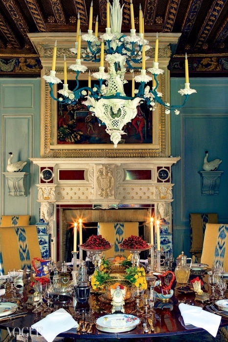 와이드빌. 페인트 칠한 철판과 포셀린으로 만든 18개의 가지로 뻗은 샹들리에(마이센, 19세기)가 테이블 위에 매달려 있다. 테이블에는 프랑스산 은도금의 접시와 스탠드(by G. Keller, 파리, 19세기 후반)가 놓여있다. 황실 허가증 아래에 ‘Fabergé’ 마크가 새겨진 컷 글라스 ‘Tazze’(높은 굽이 달린 큰 접시) 한 쌍, 약 1885년. © 오베르토 길리