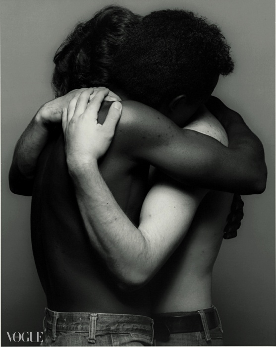 임브레이스(Embrace) 1982. 로버트 메이플소프. 은 젤라틴 사진. 50.8 x 40.6 cm (20 x 16 in) RMP 1258 © 로버트 메이플소프 재단. 코터시 갤러리(Courtesy Galerie) 타데우스 로팍 파리/잘츠부르크.