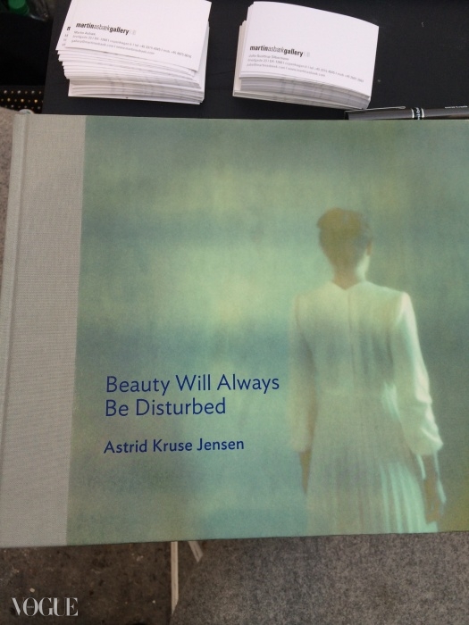 사진작가 아스트리드 크루세 옌센의 새 책, Beauty Will Always Be Disturbed. 마틴 아즈백 갤러리