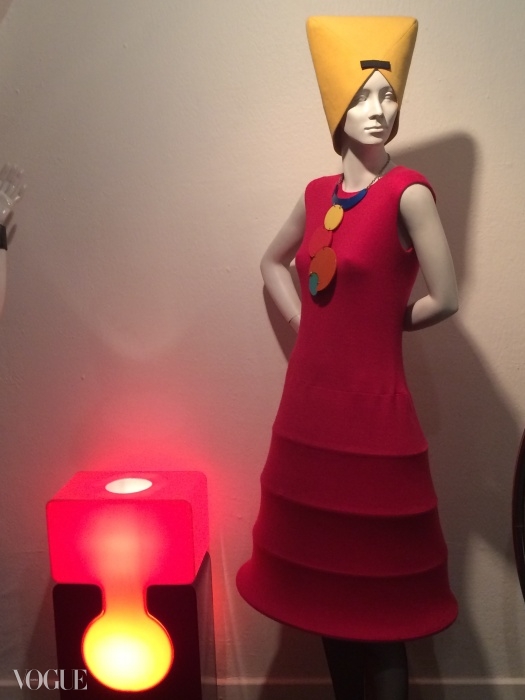 피에르 가르뎅 드레스와 램프 ⓒ 수지 멘키스