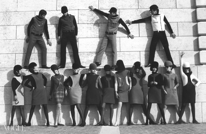 우주시대를 위래 옷을 갈아입고 있는 피에르 가르뎅 모델들, 1968 ⓒ 아카이브 피에르 가르뎅