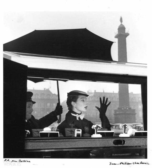 반 클리프 앤 아펠(Van Cleef & Arpels) 스토어 윈도우 앞에 있는 베티나, 방돔광장(Place Vendôme), 파리, 1953 © 진 필립 샤보니에르(Jean-Philippe Charbonnier) / Gamma Rapho