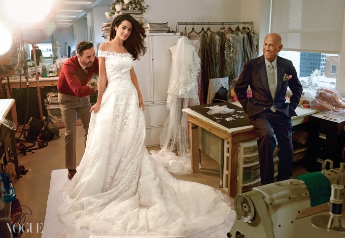 결혼식 전, 마지막 피팅을 위해 오스카 드 라 렌타의 뉴욕 스튜디오를 찾은 아말 알라무딘. 디자이너의 퍼스트 어시스턴트 라파엘 일라도가 그녀의 드레스를 완벽하게 손질하고 있다.
