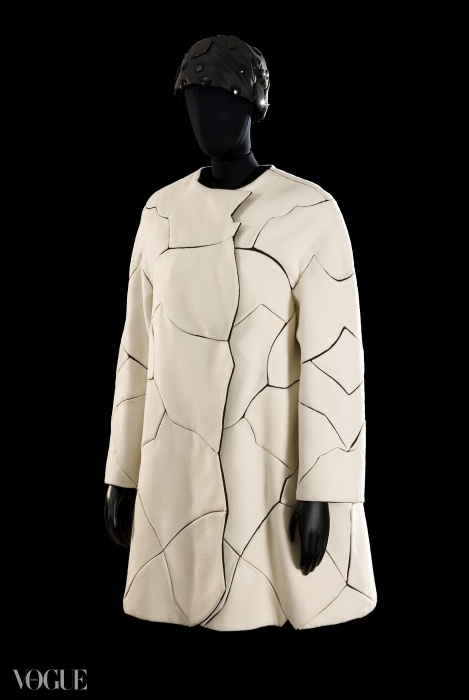 로베르토 카푸치 크래크드 코트(cracked coat), 1969 ⓒ 클라우디아 프림안겔리(Claudia Primangeli). 로베르토 카푸치 재단(Historical Archive Roberto Capucci Foundation).