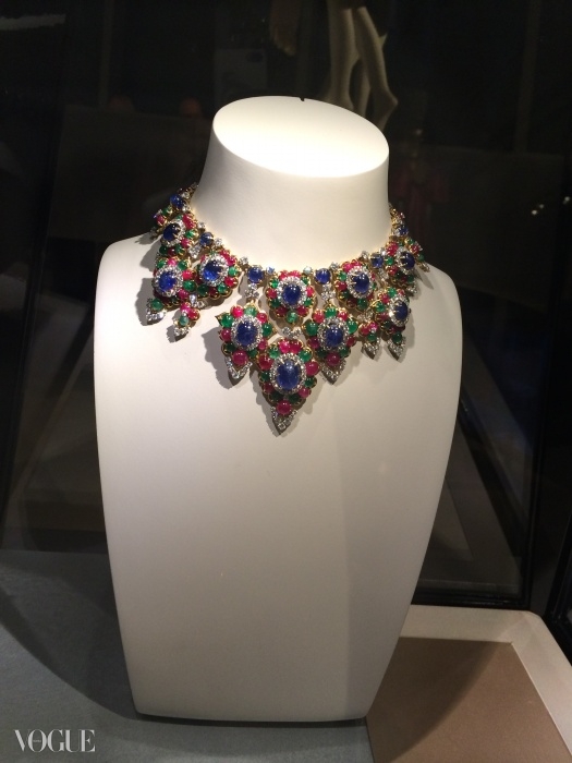 60년대의 루비, 사파이어, 에메랄드, 다이아몬드로 만들어진 불가리 목걸이