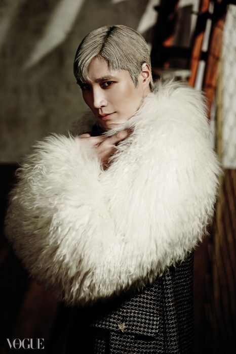 김다현의 복슬복슬한 몽골리안 양털 코트는 샤넬(Chanel).