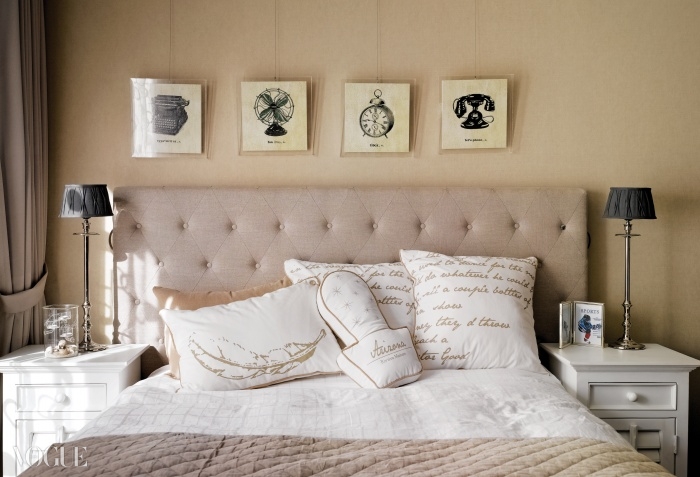유학 중인 아들 방의 침대 헤드와 앤티크한 액자 장식. 영어 필기체 디자인의 침구는 리비에라 메종 봄 컬렉션.