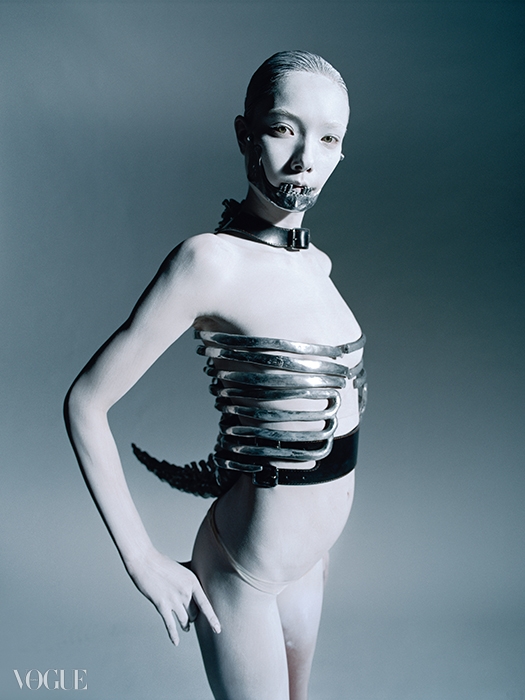 1998 S/S ‘Untitled’주얼리 디자이너 숀 린(Shaun Leane)의 철제 코르셋과 마우스피스는 섬뜩한 아름다움을 선사한다.