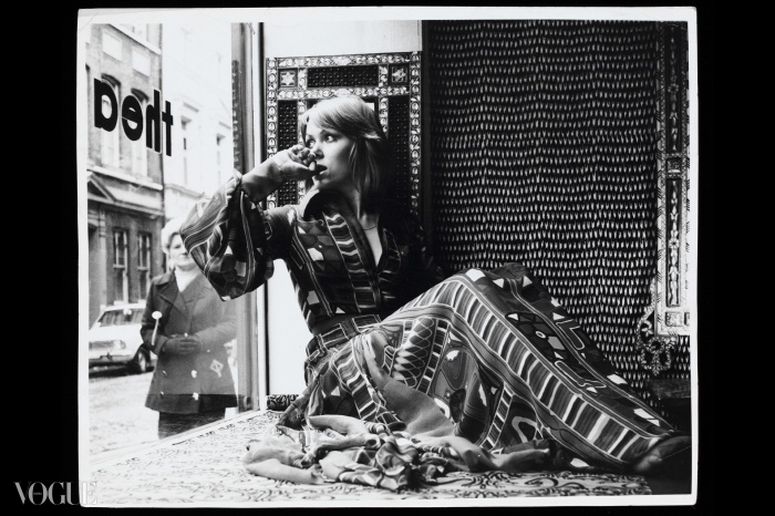 상점 창가에 앉아있는 모델. 산드라 먼로(Sandra Munro)가 만든 사마와(Samawa) 카펫 프린트로 된 실크 시폰 드레스를 입고 있다. (1970년경 런던 그릭 스트리트)