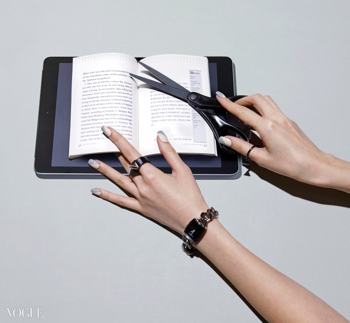 체인 밴드 시계는 캘빈 클라인 워치(Calvin Klein Watch), 반지는 엠주(Mzuu), 태블릿 PC는 아이패드 에어2(iPad Air2)