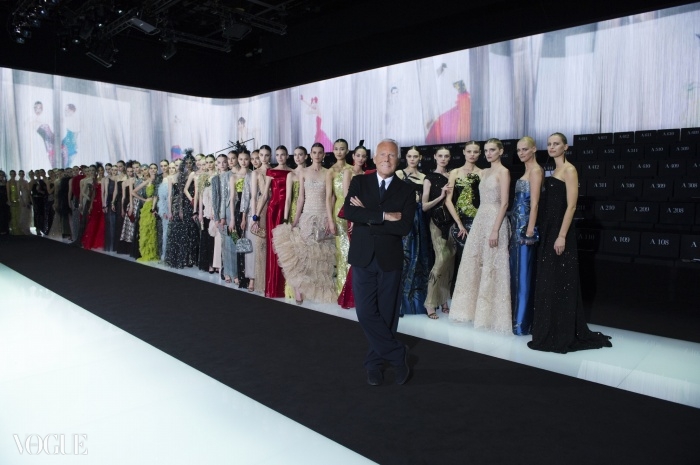 아르마니가 축하패션쇼에서 모델들과 포즈를 취하고 있다. ⓒ Giorgio Armani