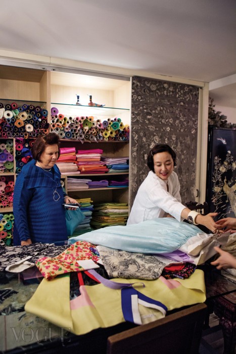 김영진은 다채로운 빛깔의 한복과 원단으로 한국의 전통미를 보여줬다