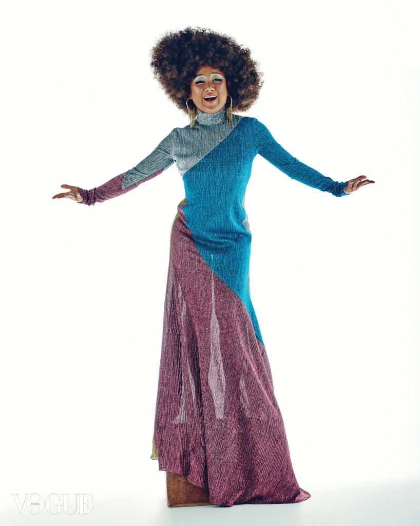 Diana Ross 메탈릭한 컬러 블로킹 드레스는 카이(Kye), 태슬 장식 금색 귀고리는 빔바이롤라(Bimba Y Lola). 