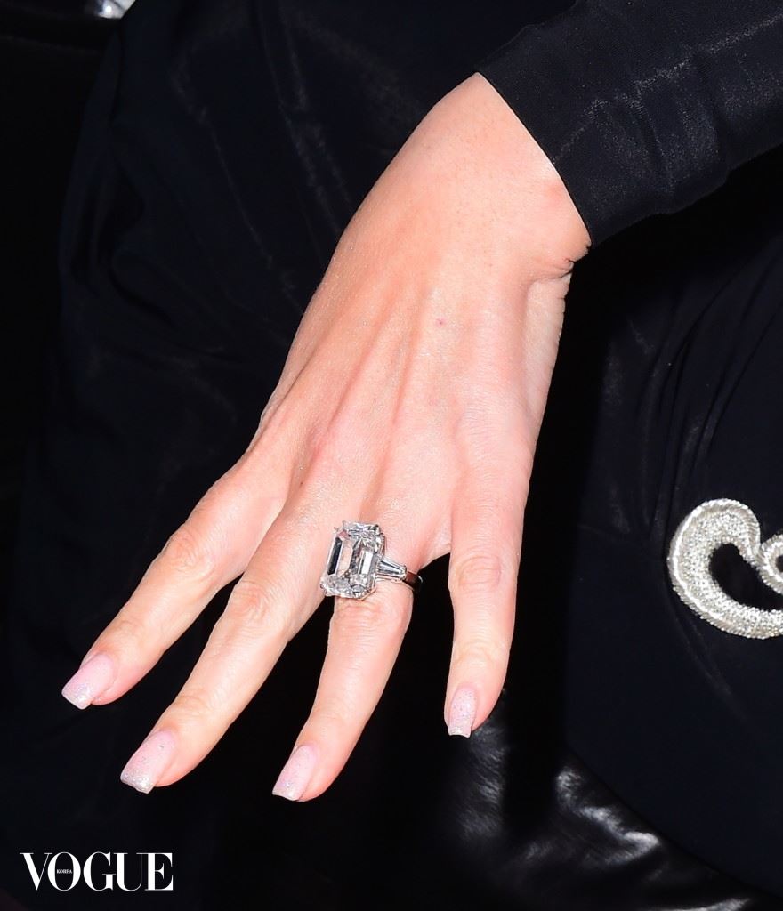 EXCLUSIVE: ***PREMIUM EXCLUSIVE RATES APPLY* *NO WEB UNTIL 1.30AM PST, JANUARY 23, 2016*** Newly-engaged Mariah Carey shows off her huge engagement ring as she steps out with James Packer in New York City
