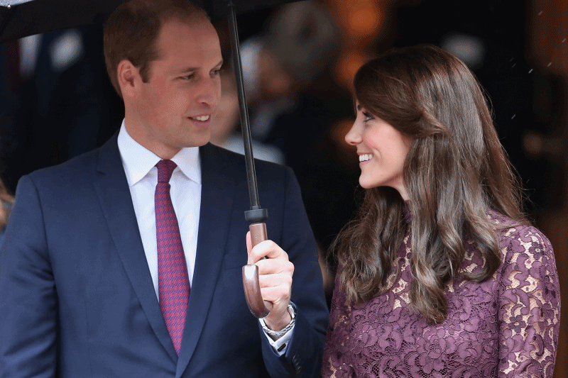 그 주인공은 바로, ‘현대판 신데렐라’라는 별명을 지닌 케이트 미들턴(Kate Middleton)입니다. 백마 탄 왕자, 영국의 왕세손 윌리엄(William Windsor)을 계획적으로, 주도 면밀하게 낚아채 2011년 결혼에 골인한 영국 왕실 최초의 평민 출신 왕세손비죠.