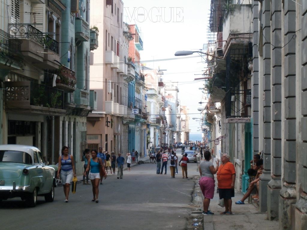 자연뿐만 아니라, 거리에서 순간순간 마주치는 광경, 세계 어느 곳에서도 다시 보기 어려운 낡은 석조 건물, 원색의 올드 카, 무엇보다 쿠바의 시민들이 아름다웠다. 쿠바는 사람들도 말로는 표현하기 어려 울 정도로 아름답고 매력적이다. 그 사실을 쿠바 시민들이 알고 있을까. 언젠가 노을에 물든 구름이 너무 아름다워, 차도 를 건너려고 함께 기다리던 쿠바인에게 말을 건 적이 있다.