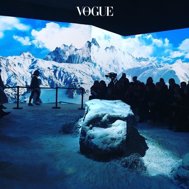 눈이 시시때때로 쏟아지던 이번 파리 패션위크. 그 마지막 날, 몽클레르 감므루즈 쇼장은 말그대로 눈밭이로군요.