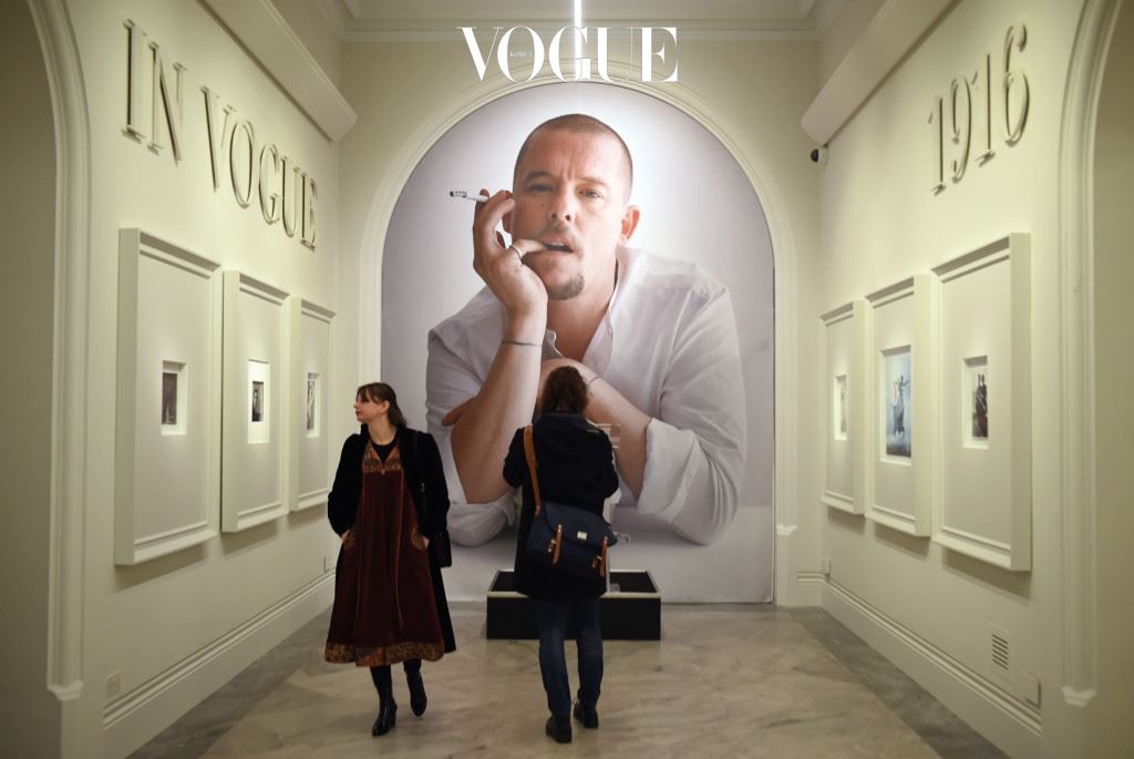 영국인들에게 패션 바이블이었던 의 100년 역사를 기념하기 위해 런던 내셔널 포트레이트 갤러리에서 ‘Vogue 100: A Century of Style’전이 2월 11일부터 5월 22일까지 열린다.