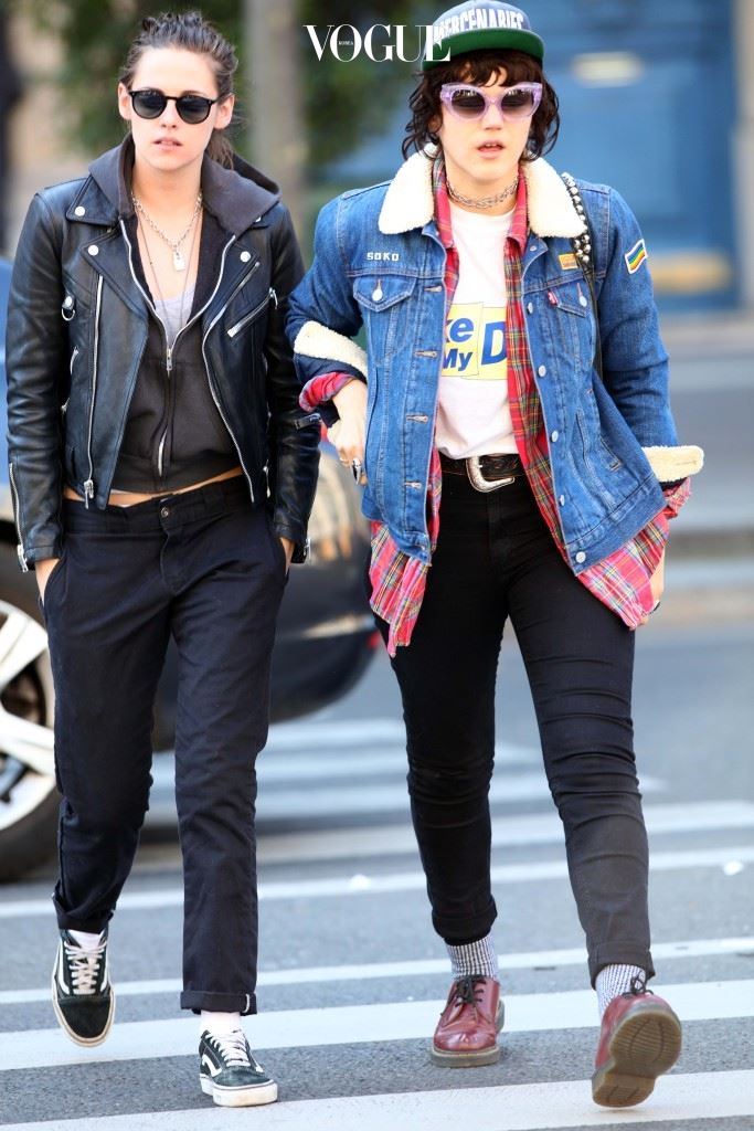 Actress kristen stewart and her rumored girlfriend singer Stephanie Sokolinski aka SoKo tried to dodge the paparazzi as they went to the dentist in Paris, France on March 17, 2016. Pictured: Kristen Stewart and Stephanie Sokolinski aka SoKo Ref: SPL1243711  170316   Picture by: Splash News Splash News and Pictures Los Angeles:310-821-2666 New York:212-619-2666 London:870-934-2666 photodesk@splashnews.com 