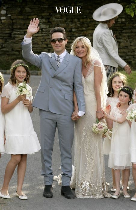 케이트 모스(Kate Moss) 케이트 모스는 2011년 제이미 힌스와의 결혼식에서 존 갈리아노가 그녀를 위해 특별히 만든 드레스를 입었습니다. 2014년에 V&A 뮤지엄에 전시되기도 했었죠. 수 년간 존 갈리아노의 드레스를 입어온 케이트는 웨딩드레스가 그 어떤 옷보다도 편했다는 군요.  