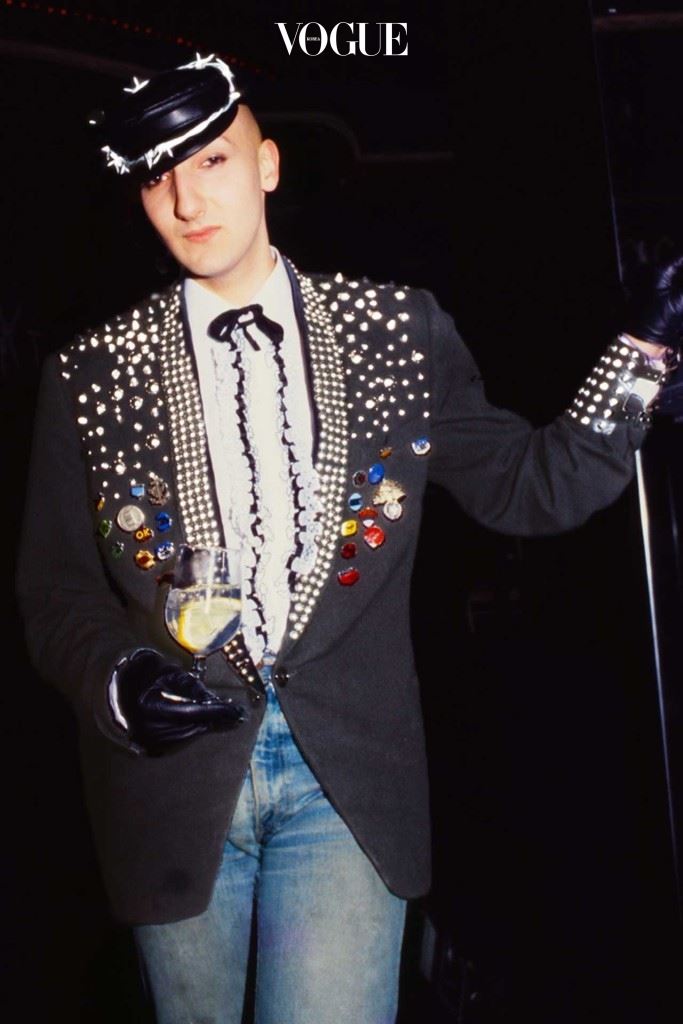 1980년대 음악과 스타일이 결집된 전설적인 진앙지 블리츠 클럽에서 밤을 즐기기 위해 옷을 차려 입은 스테판 존스.