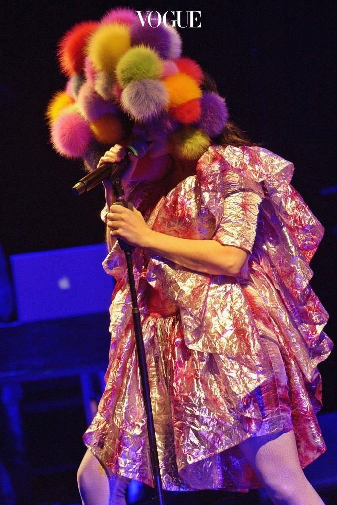 무대 의상이나 행사할 때 입는 약간은 오버스럽고 조금은 우스꽝스러운 느낌. 비요크(Björk) 