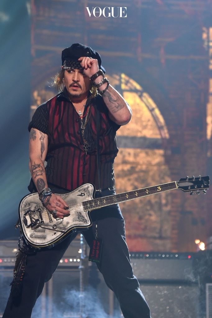 LOS ANGELES, CA - FEBRUARY 15:  Actor/musician Johnny Depp of Hollywood Vampires performs onstage during The 58th GRAMMY Awards at Staples Center on February 15, 2016 in Los Angeles, California.  (Photo by Larry Busacca/Getty Images for NARAS)