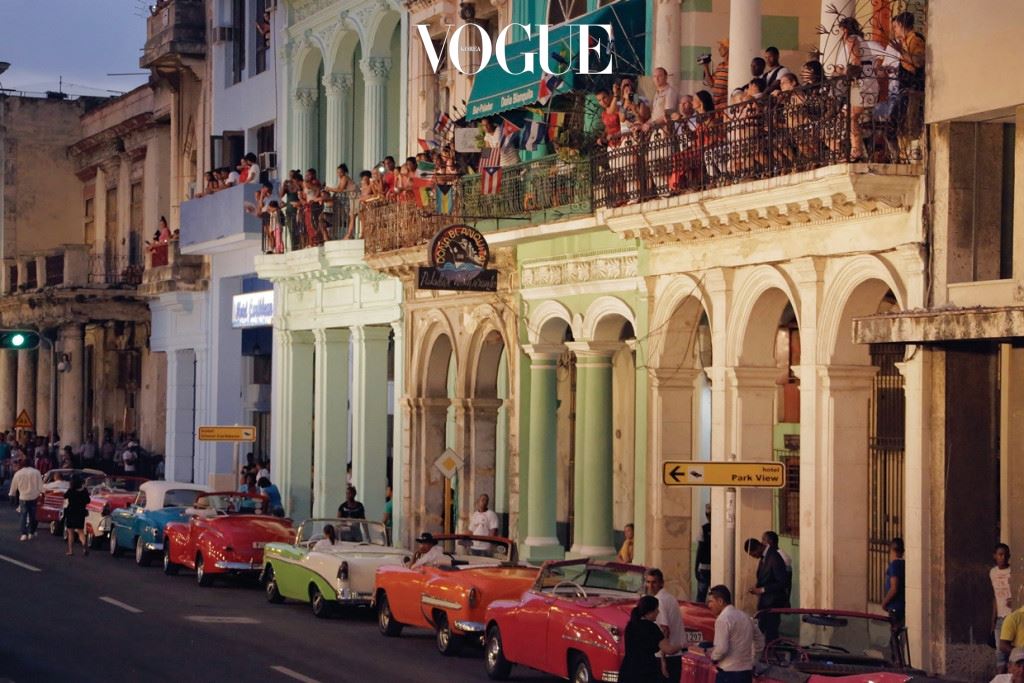 ‘세상에 없는나라’이자 ‘인류학적  보고’인쿠바는 지금세상에서 	가장	뜨거운	곳이	되었다.	 	샤넬은	역사적이고도	역동적인	 	쿠바의	도시	아바나에서	 	2016/17	크루즈	컬렉션을	 	소개했다.	변화의	한가운데에서	 	일어난	‘패션	사건’은	헤밍웨이와	 	체	게바라	말고도	쿠바를	 설명할	다른	단어가	필요한	시대가	 	도래했음을	상징한다.	 	“불가능한	것을	시도하지	 	않고는	그	어떤	생생한	예술도	 	있을	수	없다”는	샤넬의	철학이	 	아바나를	환히	밝혔다.	