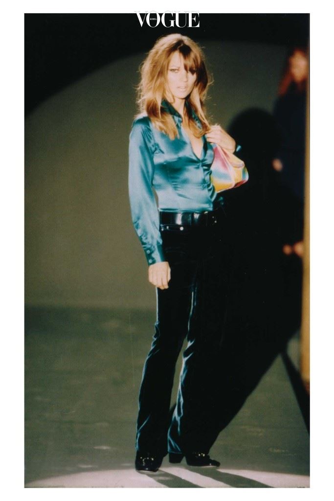 케이트 모스가 1995-1996 구찌 F/W 컬렉션에서 벨벳 팬츠를 입고 있다. 