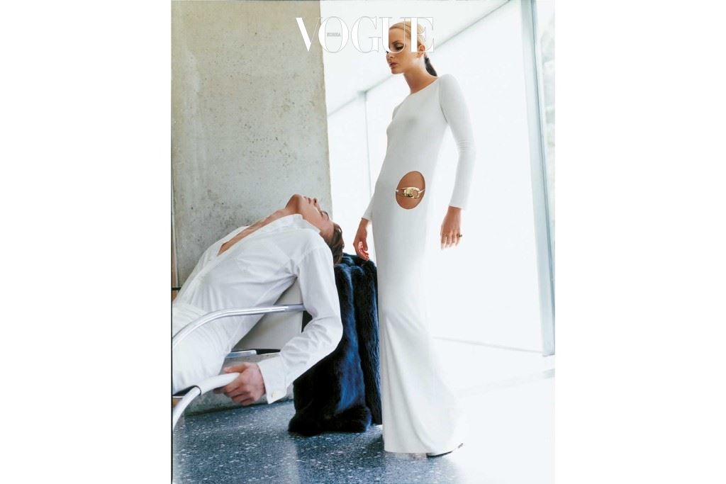 1996-1997 구찌 캠페인의 아이코닉한 화이트 드레스.