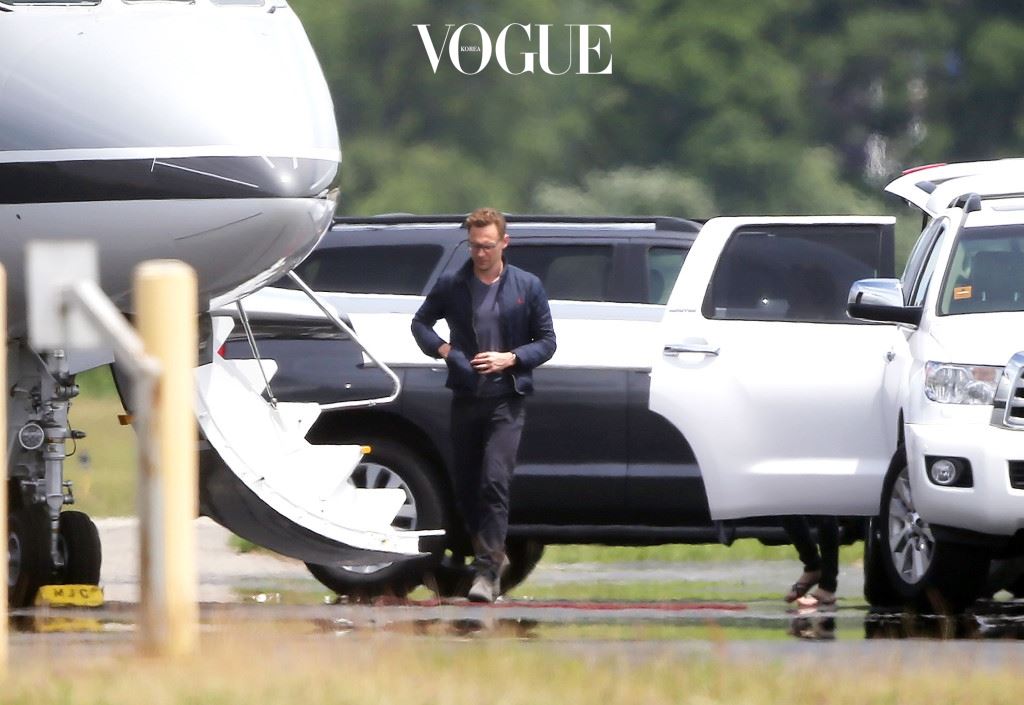 EXCLUSIVE: **PREMIUM EXCLUSIVE RATES, STRICTLY NO WEB UNTIL 1:45PM PST JUNE 17TH** New couple Taylor Swift and Tom Hiddleston board her private jet together this afternoon as they head out of Rhode Island. Ref: SPL1301486  160616   EXCLUSIVE Picture by: Butterworth / Splash News Splash News and Pictures Los Angeles:310-821-2666 New York:212-619-2666 London:870-934-2666 photodesk@splashnews.com 