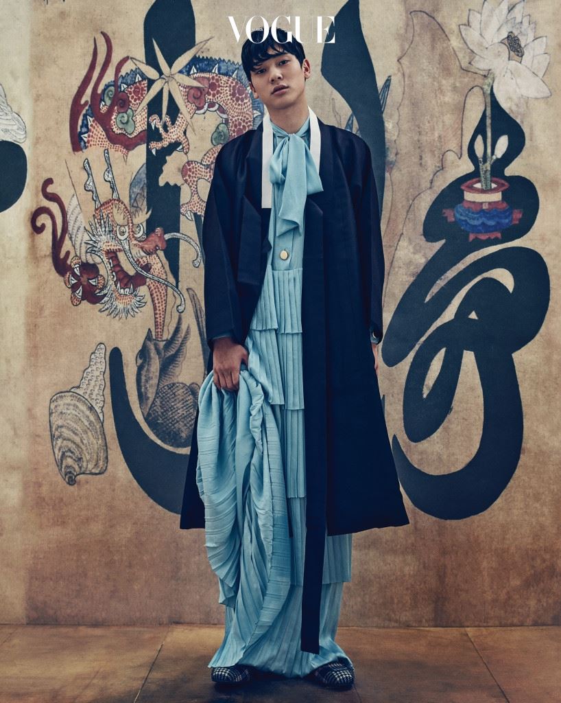 두루마기는 김혜순 한복(Kimhyesoon Hanbok), 리본 칼라가 돋보이는 하늘색 플리츠 롱 드레스는 YCH, 블로퍼는 구찌(Gucci).
