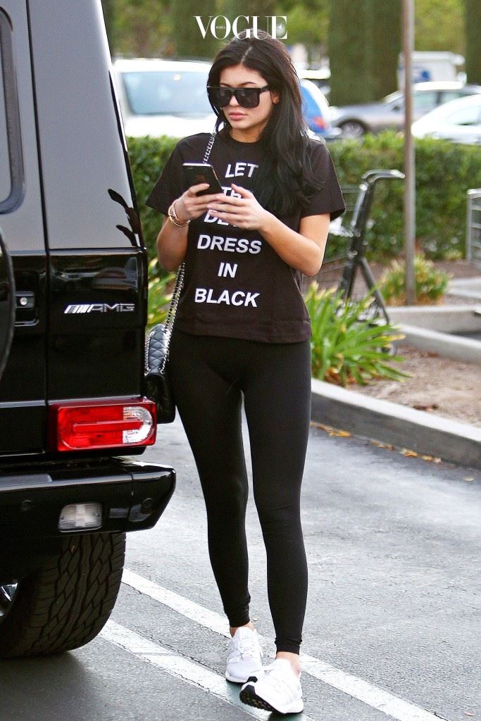 카일리 제너(Kylie Jenner) "LET THE DEVIL DRESS IN BLACK" 